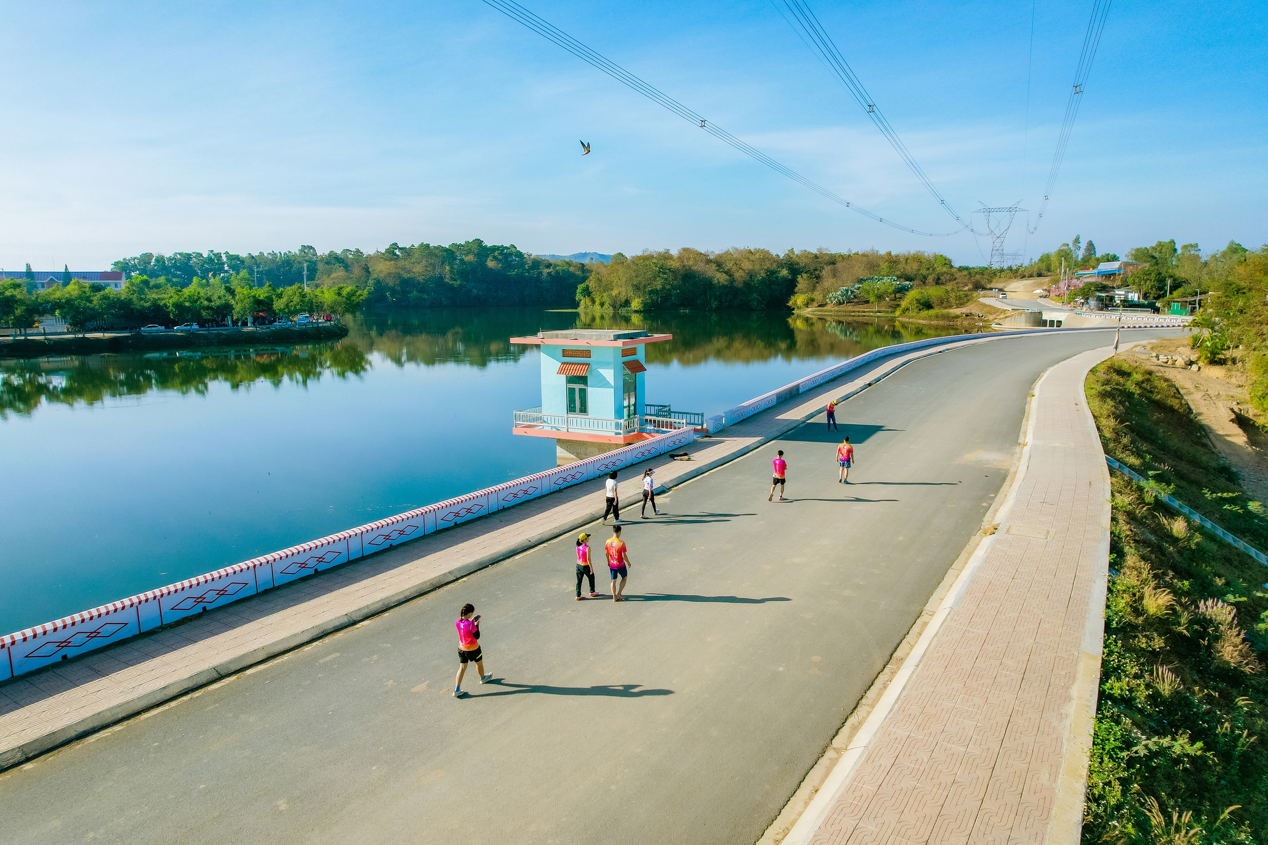 Chiêm ngưỡng vẻ đẹp như tranh vẽ của một hồ nước tại huyện biên giới Đắk Nông - Ảnh 4.